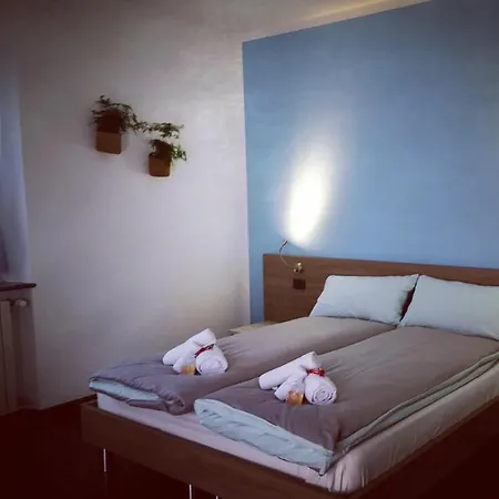 Al Chiar Di Luna Valtellina Bed & Breakfast 3*